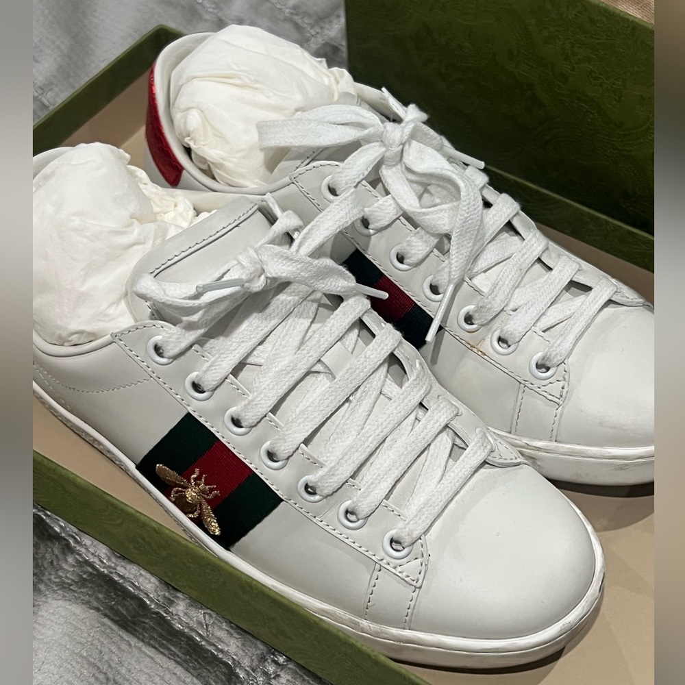 WOMEN'S GUCCI ACE SNEAKER WITH BEE